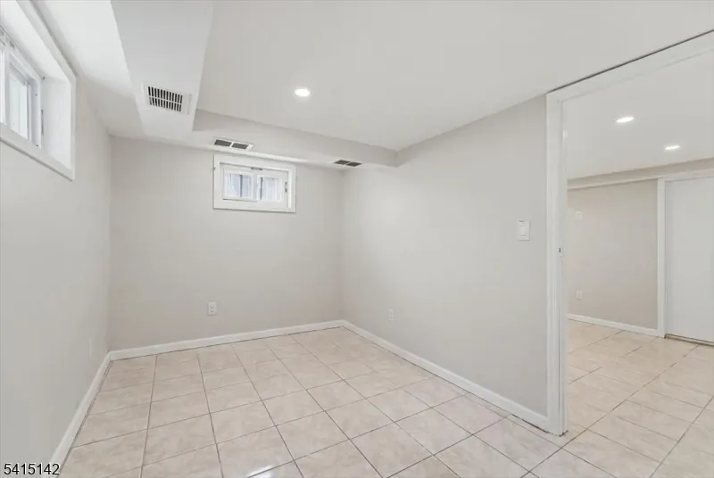 21 Hazard Pl Elizabeth City, NJ 07208