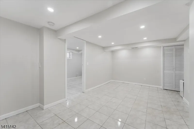 21 Hazard Pl Elizabeth City, NJ 07208
