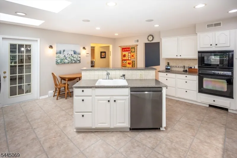 81 Poplar Dr Hanover, NJ 07950