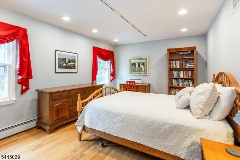81 Poplar Dr Hanover, NJ 07950