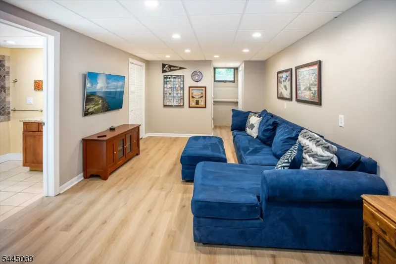81 Poplar Dr Hanover, NJ 07950