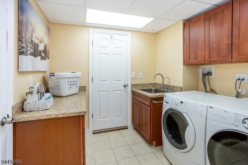 81 Poplar Dr Hanover, NJ 07950