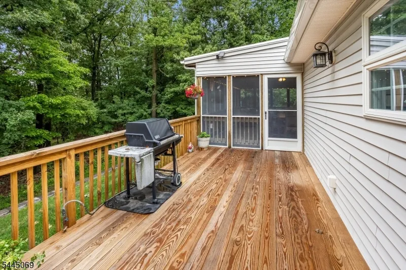 81 Poplar Dr Hanover, NJ 07950