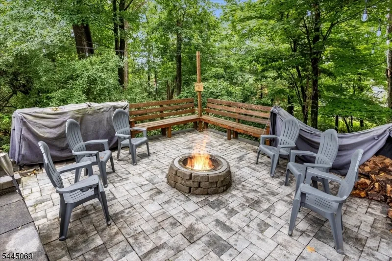 81 Poplar Dr Hanover, NJ 07950
