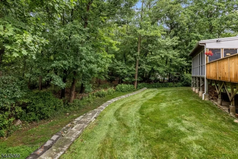 81 Poplar Dr Hanover, NJ 07950