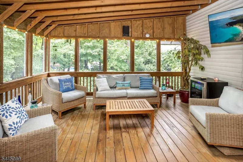 81 Poplar Dr Hanover, NJ 07950