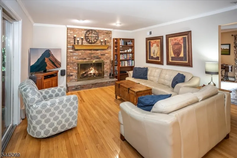 81 Poplar Dr Hanover, NJ 07950