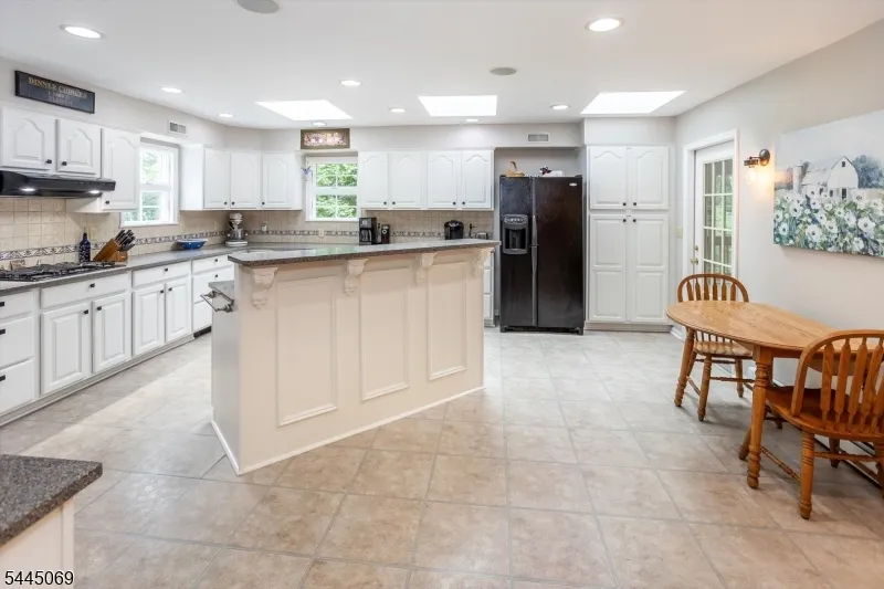 81 Poplar Dr Hanover, NJ 07950