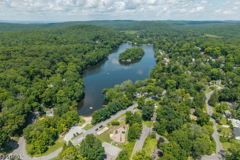 26 Lake Shore Rd W Hardyston, NJ 07460