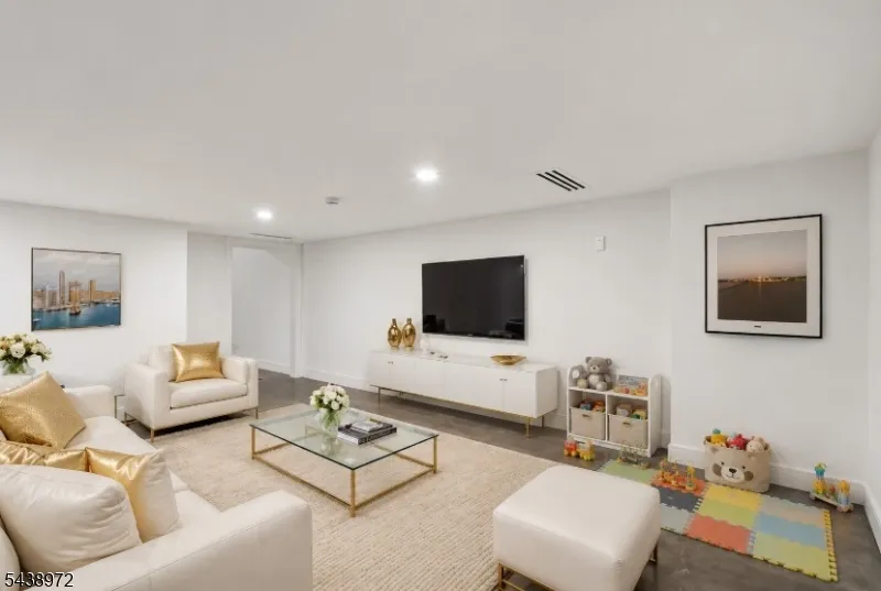 9 Minerva St #1 Unit 1 Jersey City, NJ 07304