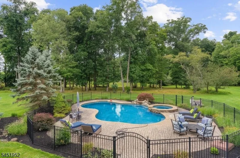31 Balmoral Dr Alexandria, NJ 08867