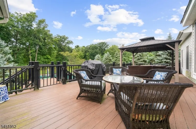 31 Balmoral Dr Alexandria, NJ 08867