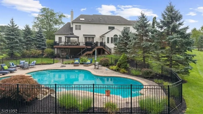 31 Balmoral Dr Alexandria, NJ 08867