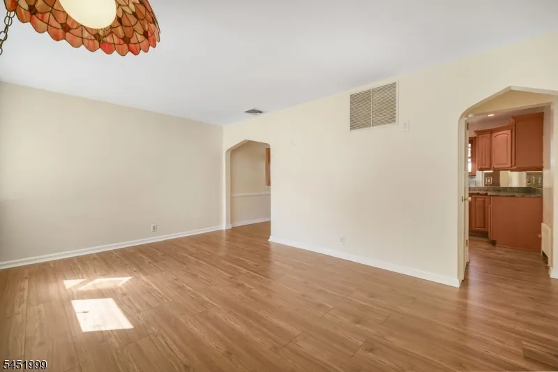 9 6Th St Fair Lawn, NJ 07410