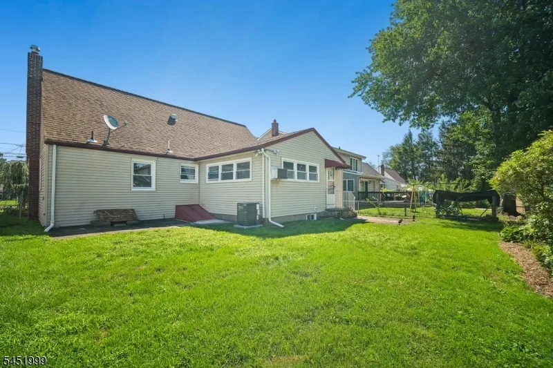 9 6Th St Fair Lawn, NJ 07410