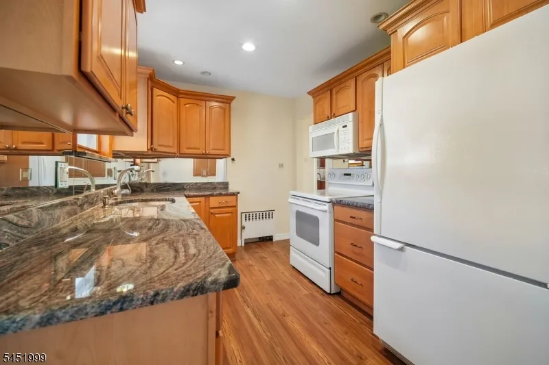 9 6Th St Fair Lawn, NJ 07410