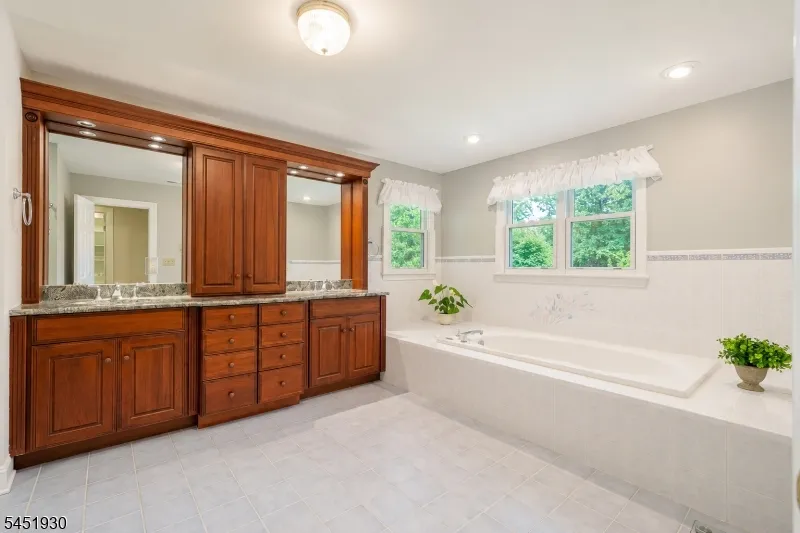 40 Newland Ct Bridgewater, NJ 08807