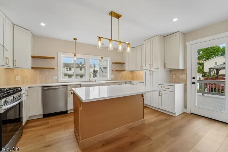 324 Thomas Ave Lyndhurst, NJ 07071