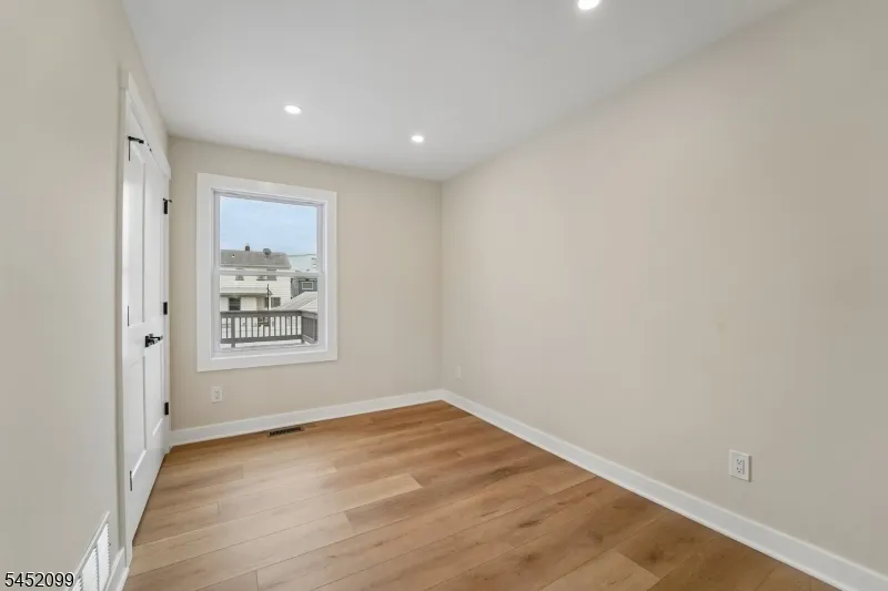 324 Thomas Ave Lyndhurst, NJ 07071