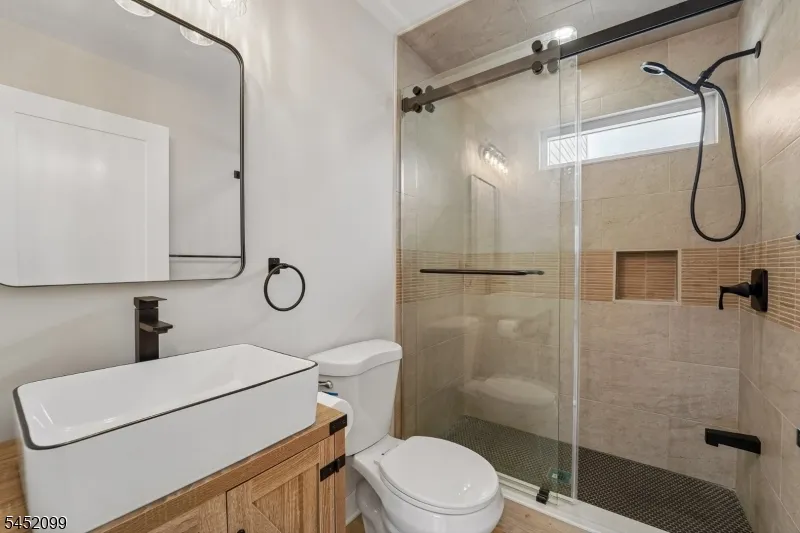 324 Thomas Ave Lyndhurst, NJ 07071