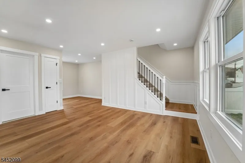324 Thomas Ave Lyndhurst, NJ 07071