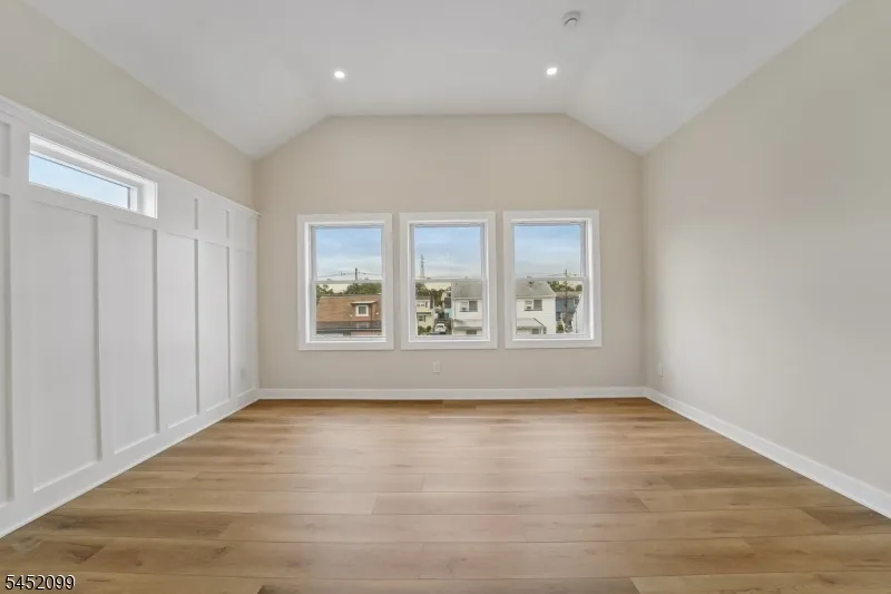 324 Thomas Ave Lyndhurst, NJ 07071