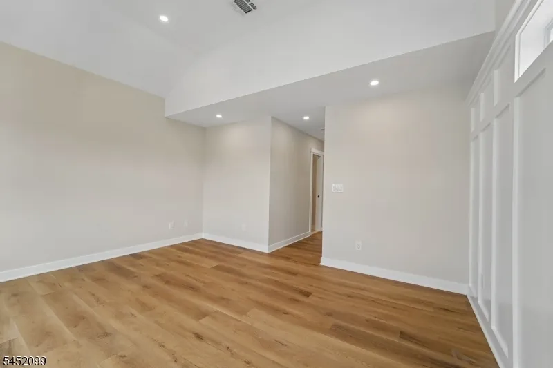 324 Thomas Ave Lyndhurst, NJ 07071