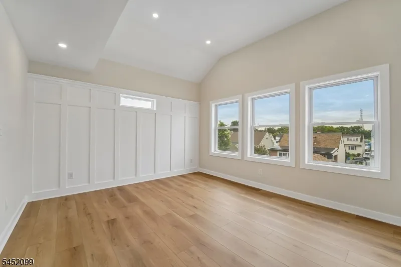 324 Thomas Ave Lyndhurst, NJ 07071