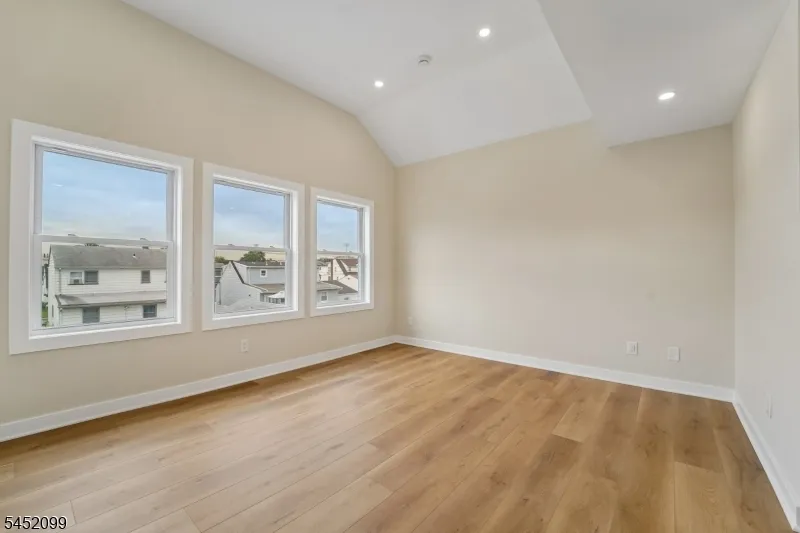 324 Thomas Ave Lyndhurst, NJ 07071
