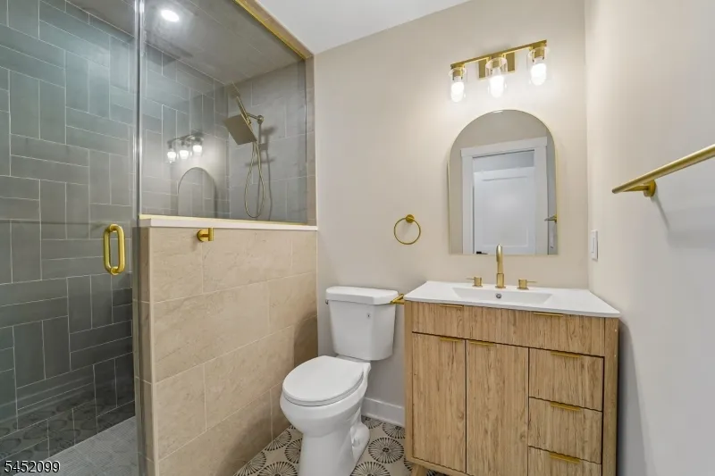 324 Thomas Ave Lyndhurst, NJ 07071