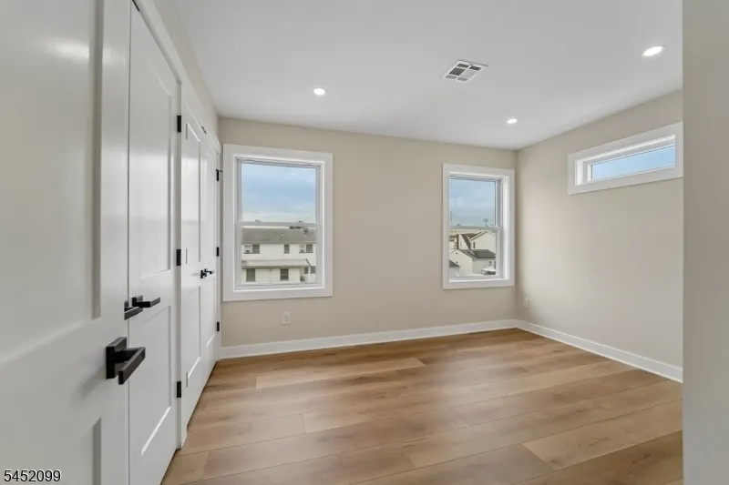 324 Thomas Ave Lyndhurst, NJ 07071