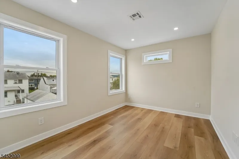 324 Thomas Ave Lyndhurst, NJ 07071