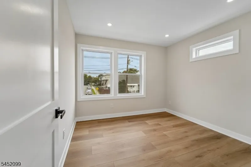 324 Thomas Ave Lyndhurst, NJ 07071