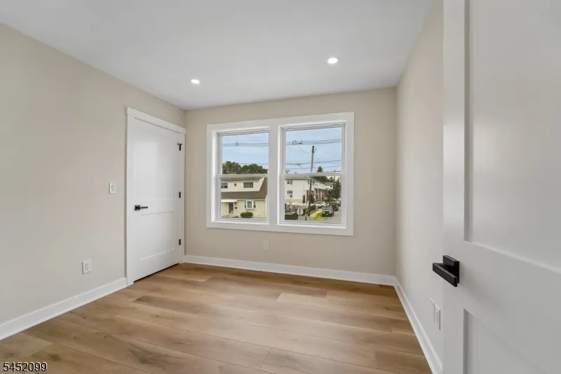 324 Thomas Ave Lyndhurst, NJ 07071