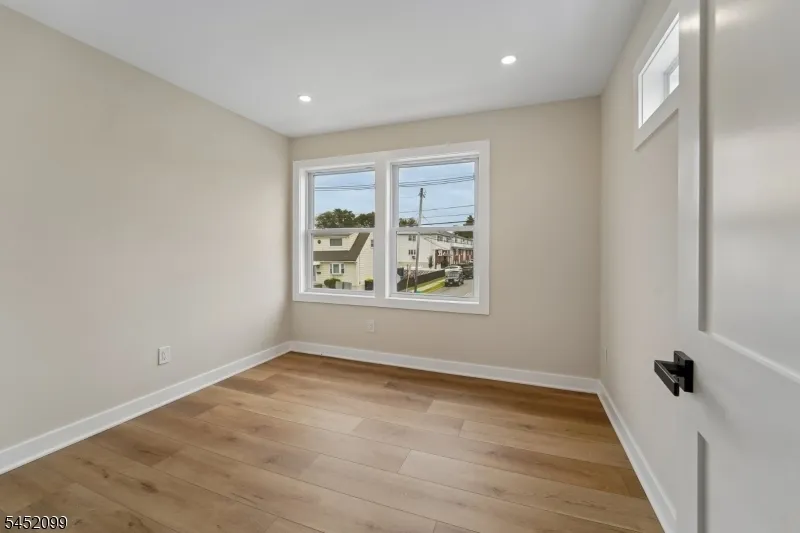 324 Thomas Ave Lyndhurst, NJ 07071
