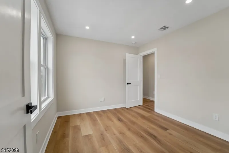 324 Thomas Ave Lyndhurst, NJ 07071