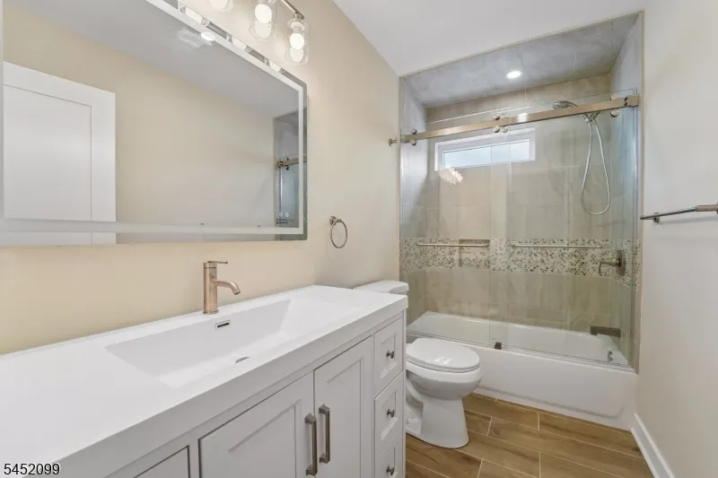 324 Thomas Ave Lyndhurst, NJ 07071