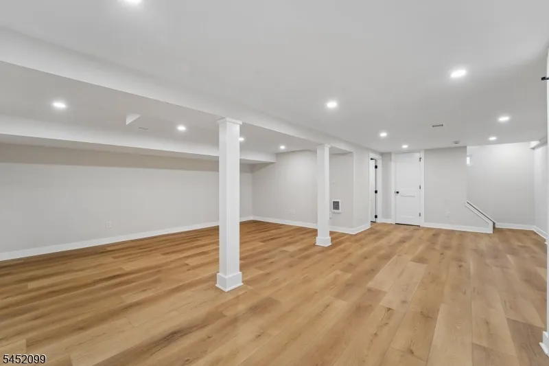 324 Thomas Ave Lyndhurst, NJ 07071
