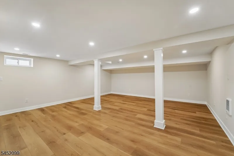 324 Thomas Ave Lyndhurst, NJ 07071