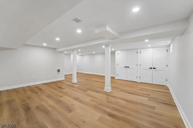 324 Thomas Ave Lyndhurst, NJ 07071