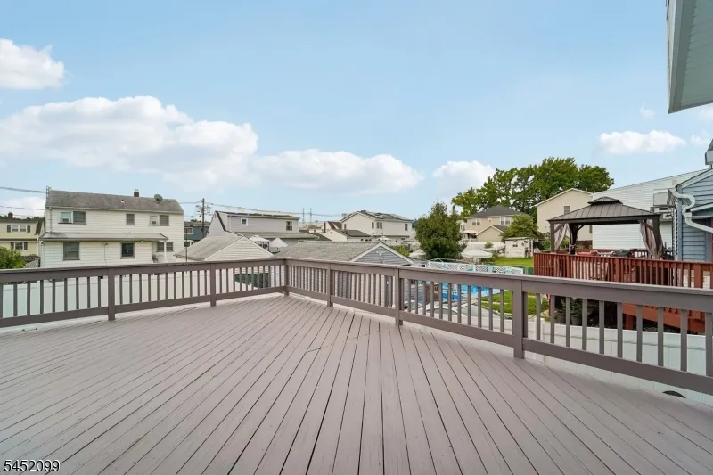324 Thomas Ave Lyndhurst, NJ 07071