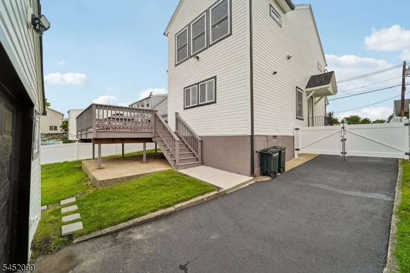 324 Thomas Ave Lyndhurst, NJ 07071
