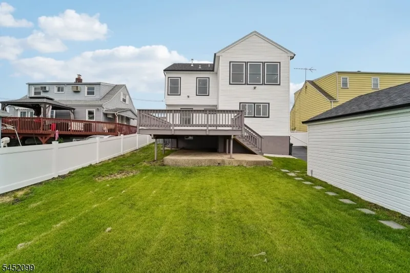 324 Thomas Ave Lyndhurst, NJ 07071