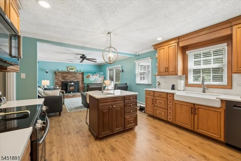 19 Mohawk Ave Hopatcong, NJ 07843