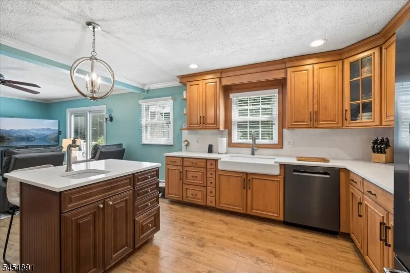 19 Mohawk Ave Hopatcong, NJ 07843