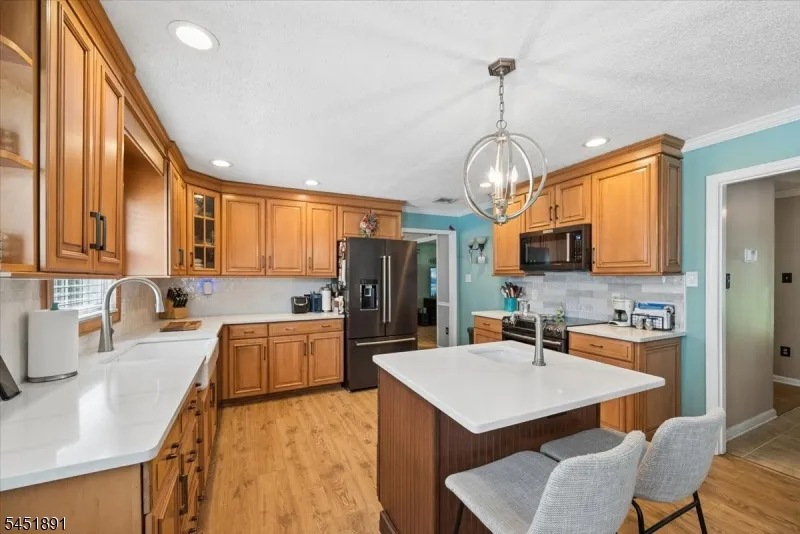 19 Mohawk Ave Hopatcong, NJ 07843