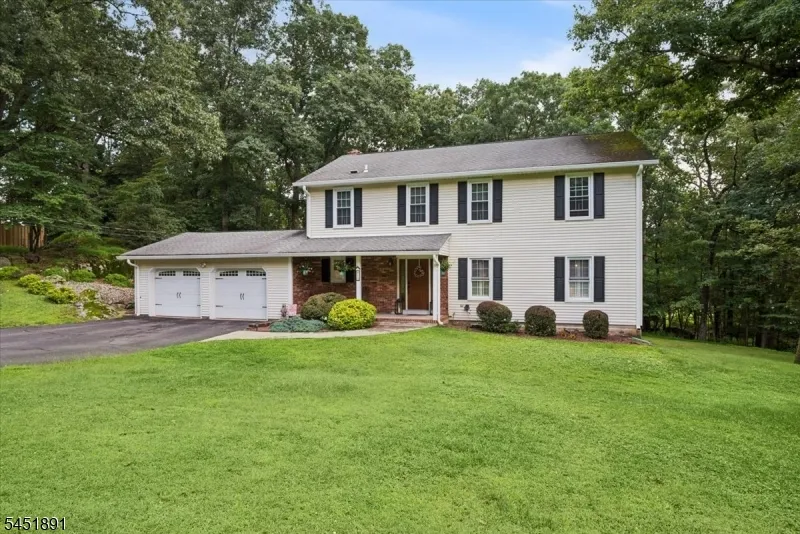 19 Mohawk Ave Hopatcong, NJ 07843