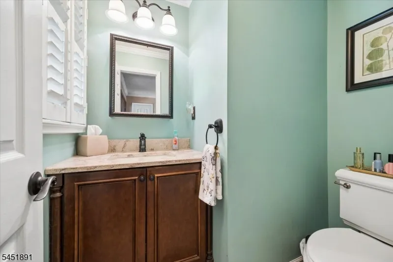19 Mohawk Ave Hopatcong, NJ 07843