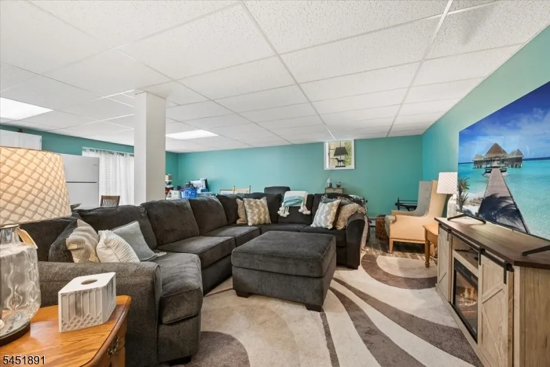 19 Mohawk Ave Hopatcong, NJ 07843