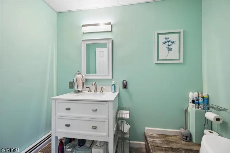 19 Mohawk Ave Hopatcong, NJ 07843
